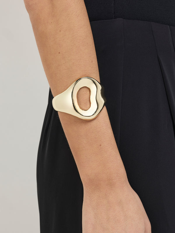 SHEIKE Celine Bangle Gold 1007930 Model Image