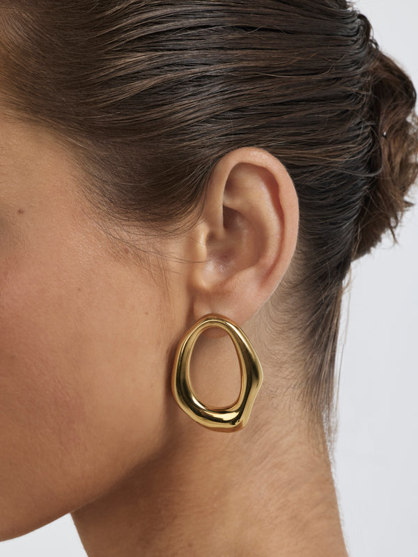 SHEIKE Celine Earrings Gold 1007931 Model Image