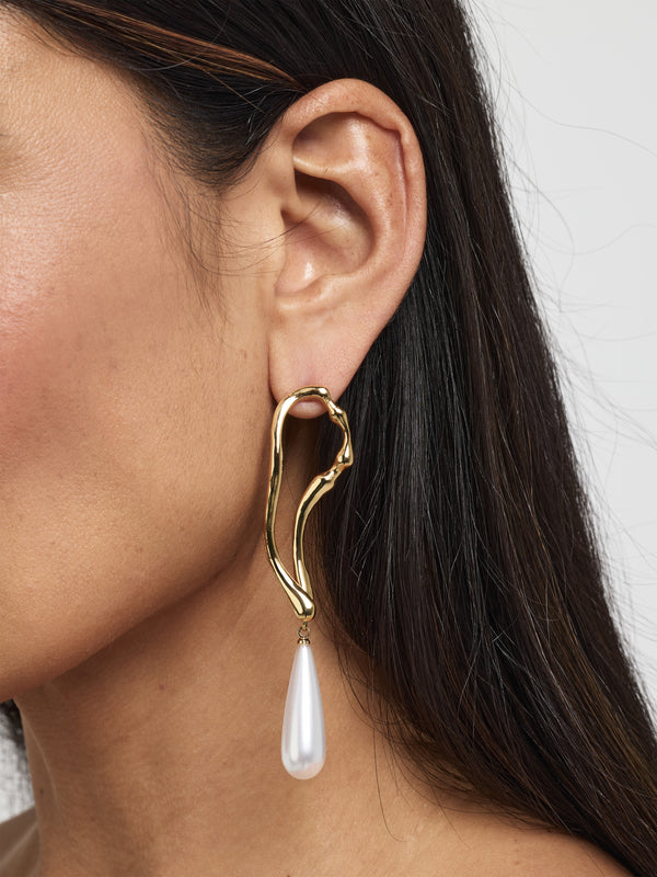 SHEIKE Cara Earrings Gold 1007944 Model Image