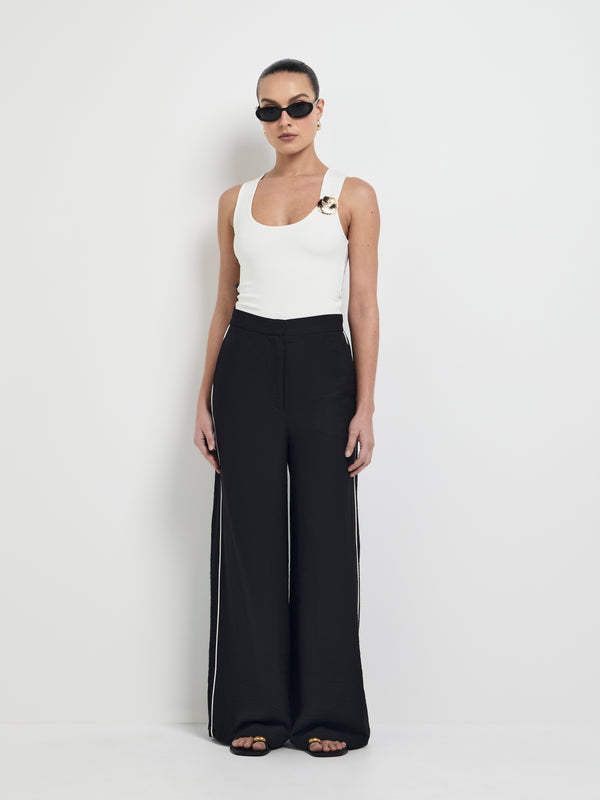 SHEIKE Alexia Brooch Gold 1008042 Model Image