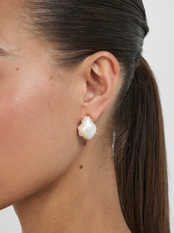 SHEIKE Rachel Earrings Gold 1008424 Model Image