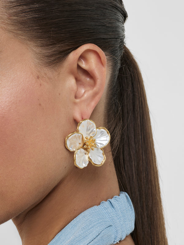 SHEIKE Celina Earrings Gold 1008425 Model Image