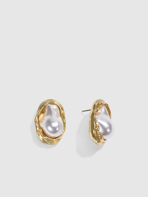 SOPHY EARRING, close-up detail
