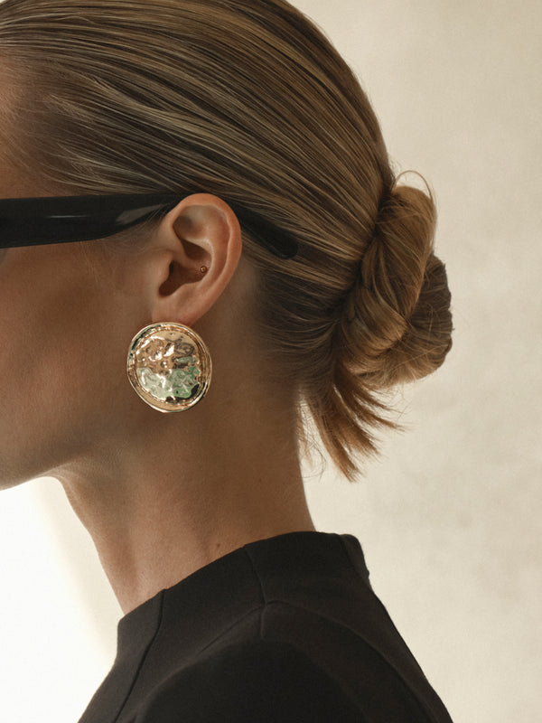 SHEIKE Hannah Earrings Gold 1007934 Campaign Image