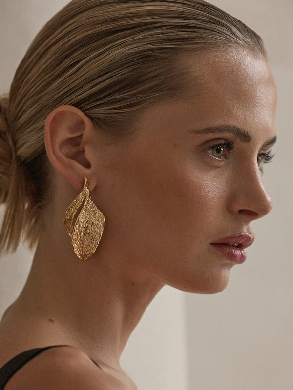 SHEIKE Jules Earrings Gold 1007935 Campaign Image