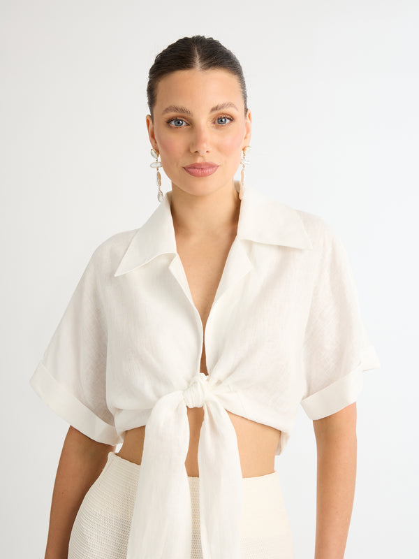 ALLURE SHORT SLEEVE CROPPED TIE FRONT SHIRT IN WHITE DETAIL SHOT