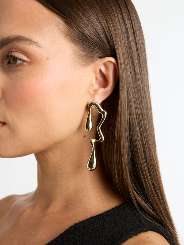 ABSTRACT EARRINGS GOLD MODEL IMAGE