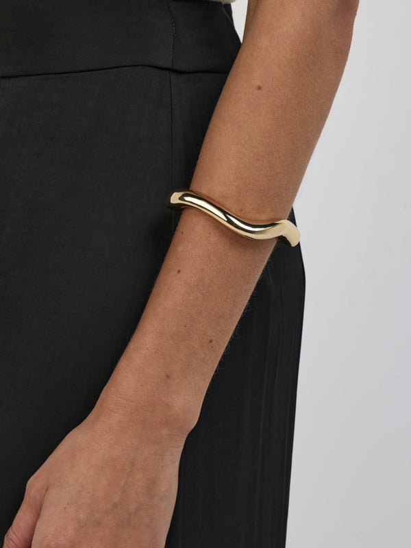 SHEIKE Sculptural Bangle Gold 1006665 Model Image