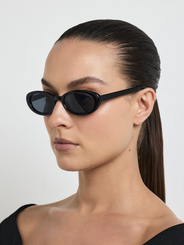 SHEIKE Akira Sunglasses Black 1008264 Model Image Side