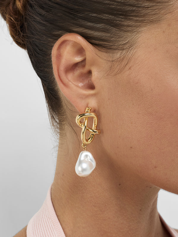 SHEIKE Layla Earring Gold 1008656 Model Image